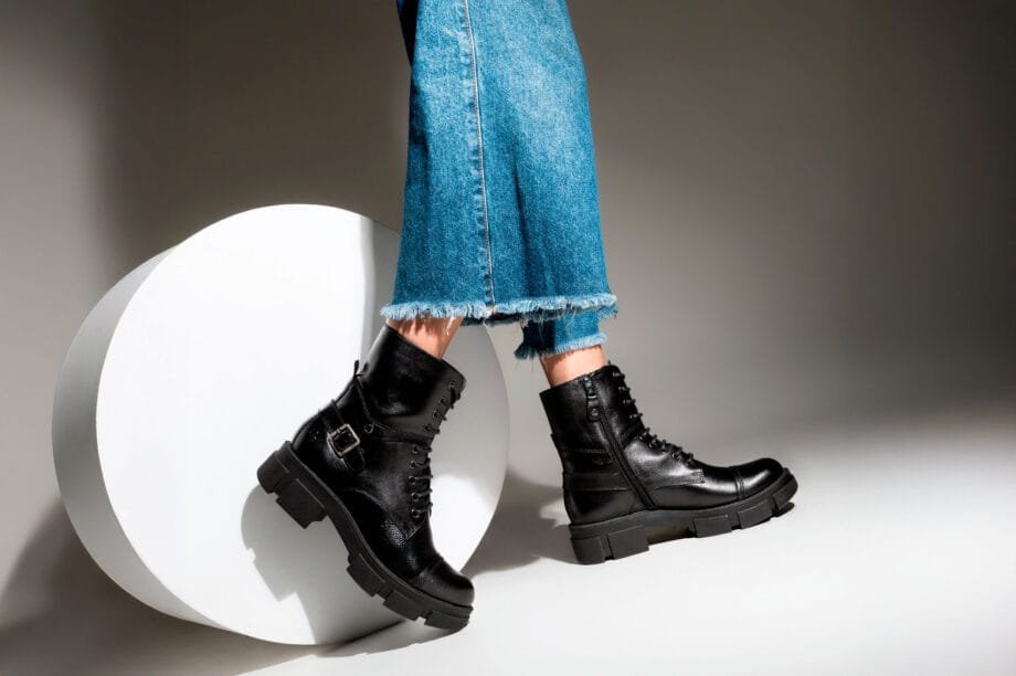 Botin GENOVA Negro con Correa